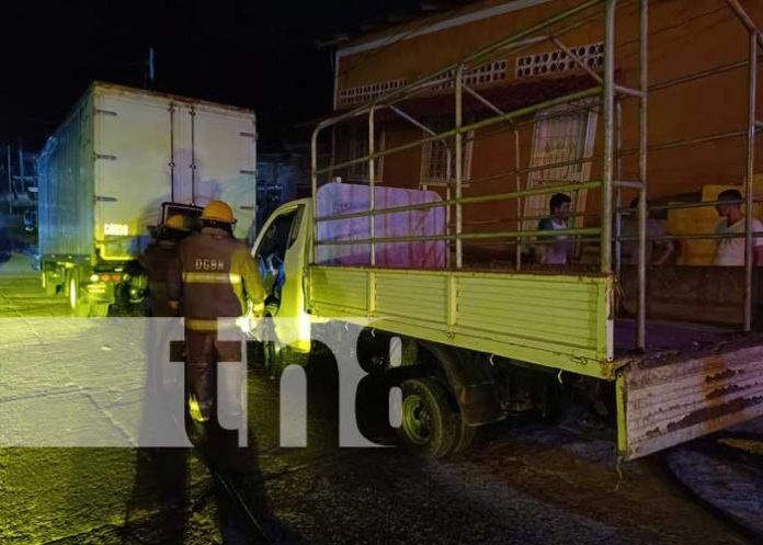 Camioncito por poco y se quema frente a la alcaldía municipal de Río Blanco