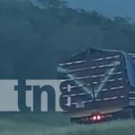 ¿Descuidado, cansado o distraído? Camionero cuadrea en plena marcha para no volcarse Foto: ¿Descuidado, cansado o distraído? Camionero cuadrea en plena marcha para no volcarse