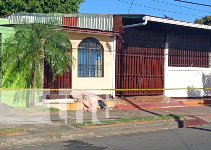 Foto: Muerto en una acera por aparente exceso de alcohol / TN8