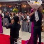 Le pide matrimonio a su novia en plena graduación