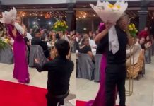 Le pide matrimonio a su novia en plena graduación