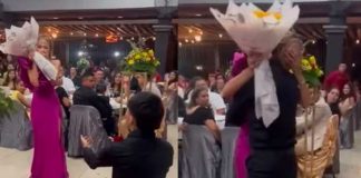 Le pide matrimonio a su novia en plena graduación