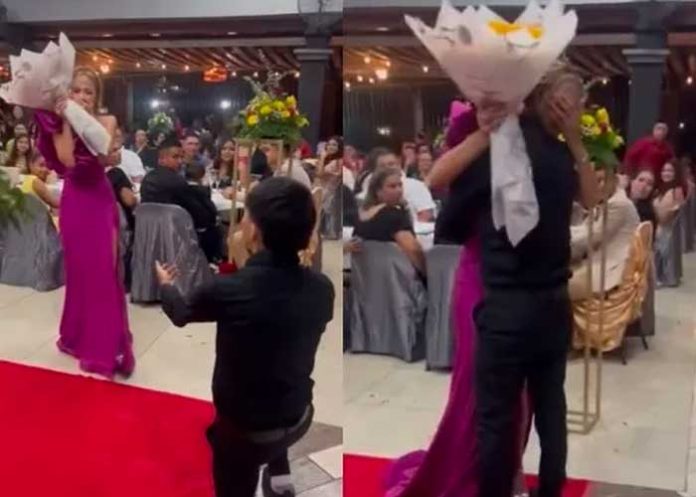 Le pide matrimonio a su novia en plena graduación