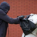 Bien valiente: Hombre abandona a su «jañita» durante un asalto Abandona a su novia durante asalto y ladrones lo regañan