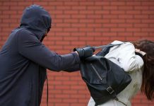 Bien valiente: Hombre abandona a su «jañita» durante un asalto Abandona a su novia durante asalto y ladrones lo regañan