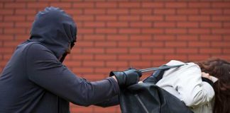 Abandona a su novia durante asalto y ladrones lo regañan