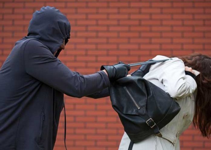 Abandona a su novia durante asalto y ladrones lo regañan