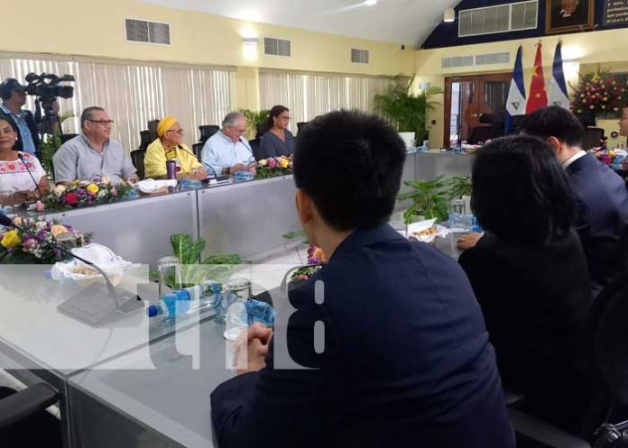 Foto: Asamblea Nacional se reúne con Comisión de Asuntos Étnicos de China / TN8