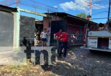 Por poco y se le quema la casa por incendio de moto en Chinandega Foto: Incendio de una moto en una vivienda de Chinandega / TN8
