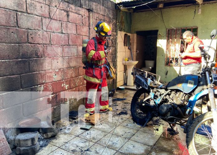 chin-moto-2 Foto: Incendio de una moto en una vivienda de Chinandega / TN8
