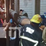 Foto: Hombre se atasca en una verja metálica en Diriamba / TN8