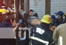 Rescatan a hombre en Diriamba que estaba «clavado» en una verja metálica Foto: Hombre se atasca en una verja metálica en Diriamba / TN8