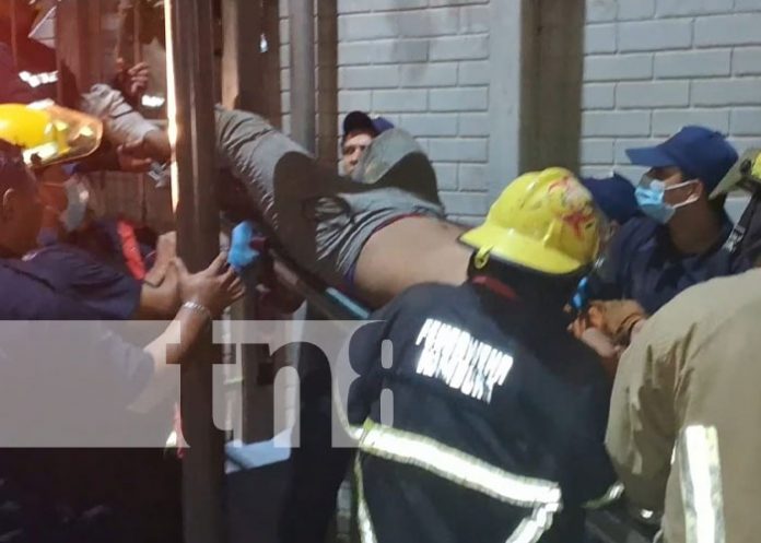 Foto: Hombre se atasca en una verja metálica en Diriamba / TN8