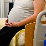 Mujer embarazada es apuñalada por un hombre de Reino Unido