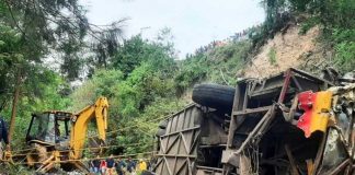 13 muertos y 30 heridos al volcar autobús en Honduras