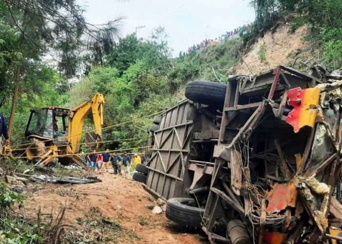 13 muertos y 30 heridos al volcar autobús en Honduras