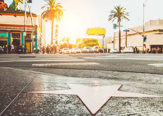 Pareja se hace viral en el Paseo de la Fama
