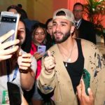 Bochorno y críticas en redes: Manuel Turizo besó a su madre en la boca Manuel Turizo en controversia