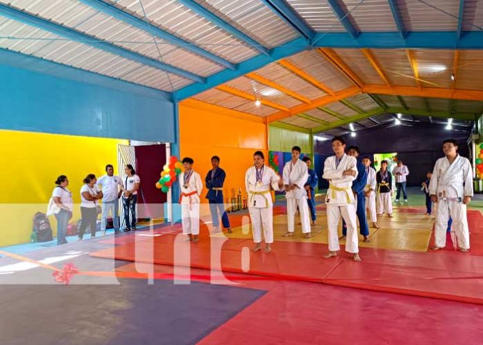 Espacio amplio y multifuncional en el mercado Roger Deshon