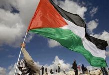 Foto: Una persona sujetando una bandera de Palestina