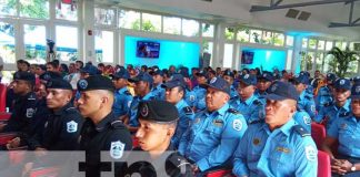 Foto: Bachillerato de estudiantes de secundaria en línea con oficiales policiales en Nicaragua / TN8