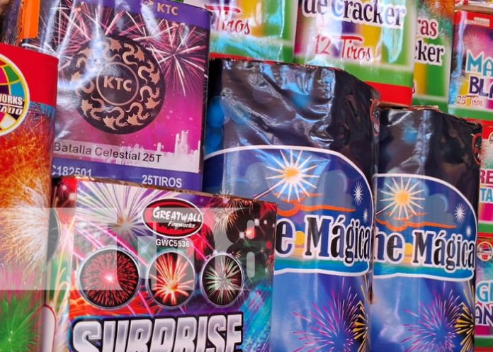 Foto: Puestos de pólvora en sector de la Rotonda La Virgen, en Managua / TN8