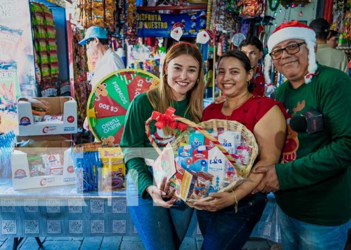 Foto: Ruleta Navideña de TN8 en el Mercado Iván Montenegro / TN8