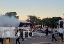 Foto: Bus toma fuego en Carretera Panamericana Norte, jurisdicción Sébaco / TN8