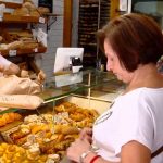 Mujer enloquece en Panadería, le dijeron amor a su esposo