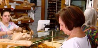 Mujer enloquece en Panadería, le dijeron amor a su esposo