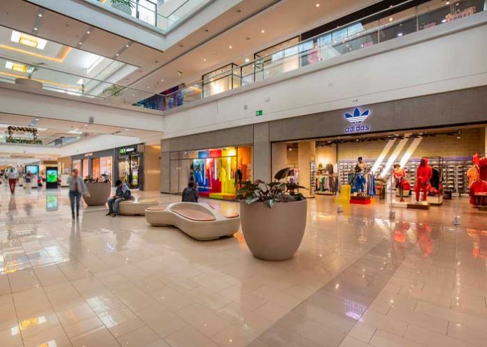 viral4 Lo encuentra su esposa con las manos en la masa