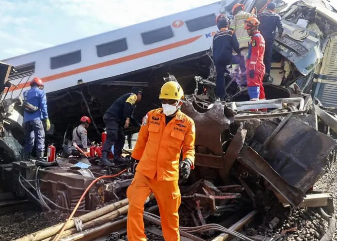 Foto:Choque entre dos trenes deja al menos tres personas fallecidas en Indonesia/Cortesía