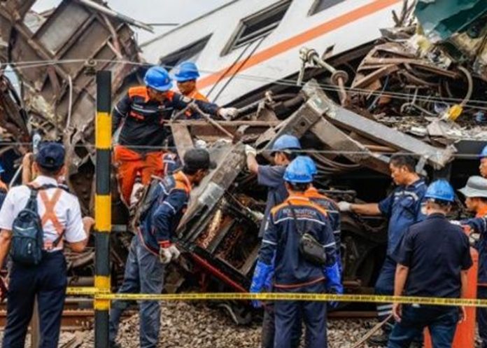 1 Foto: Aumenta a cuatro víctimas mortales en colisión de trenes en Indonesia / Cortesía