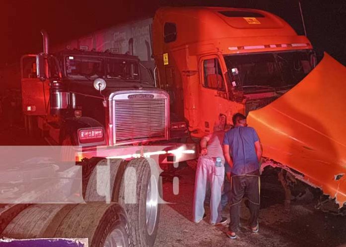 Foto:Mujer pierde la vida tras ser impactada por furgón en Pista a Sabana Grande/ TN8
