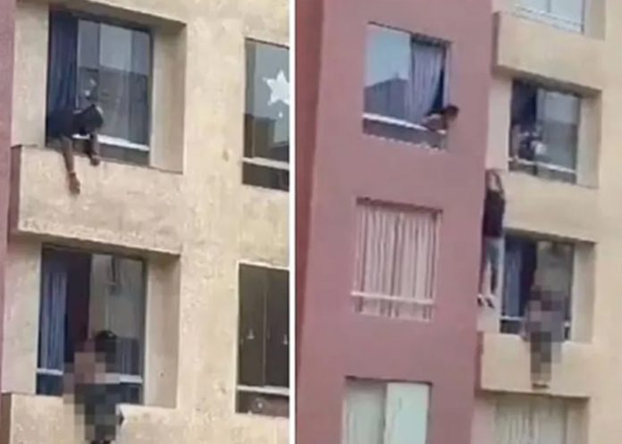 1 Hombre evitaba que una joven saltará de un edificio y terminó cayendo