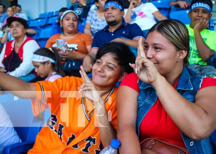 Foto: Partido entre Yomiuri Giants y la selección nacional de béisbol femenino en Masaya/TN8