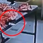 Aterrador: Cuchillo se mueve solo en una carnicería y dicen es un fantasma Cuchillo se mueve solo en una carnicería y dicen es un fantasma