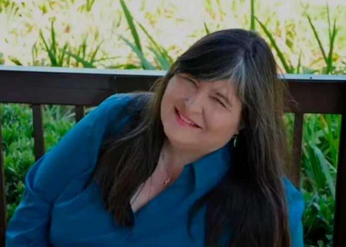 Se desmayó por un dolor de cabeza y despertó asegurando ser una adolescente