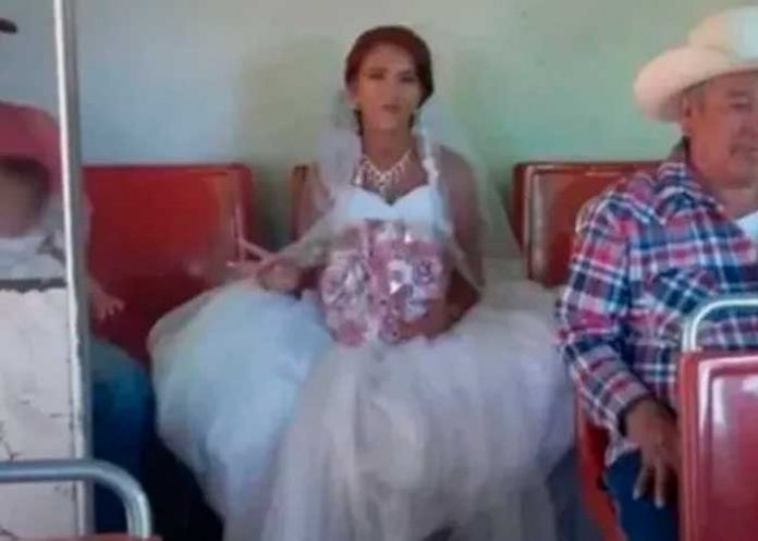 1 Foto: La novia valiente que dijo 'sí' al amor y al bus /cortesía