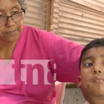 La batalla de un niño contra los tumores que amenazan su vida