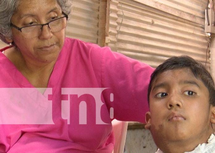 La batalla de un niño contra los tumores que amenazan su vida