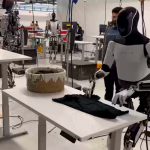 Foto: ¡Elon Musk deslumbra con el Optimus-Gen 2 de Tesla! Ahora puede doblar ropa/Cortesía