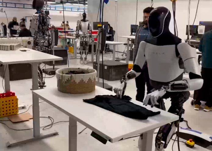 Foto: ¡Elon Musk deslumbra con el Optimus-Gen 2 de Tesla! Ahora puede doblar ropa/Cortesía