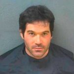 Asistente de vuelo que grababa niñas en el baño ya fue arrestado