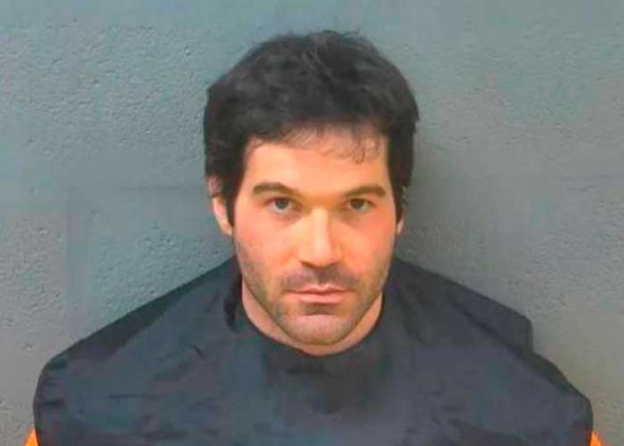 Asistente de vuelo que grababa niñas en el baño ya fue arrestado