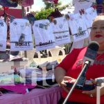 Emprendedores ofrecen productos escolares en la avenida Bolívar a Chávez, Managua