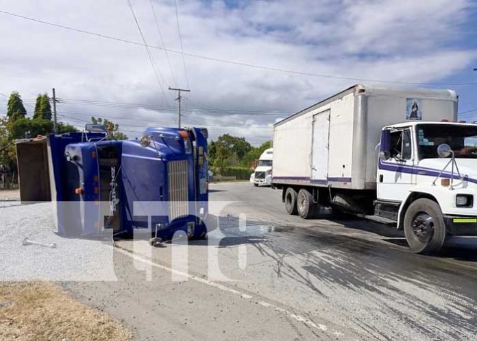 1 Foto: ¡Incidente vial en Masaya! Rastra se da vueltas sobre la pista de circunvalación/TN8