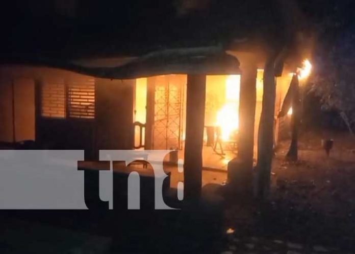 1 Foto: ¿Imprudencia o cortocircuito? Señalan a hombre de provocar incendio en carretera sur/TN8