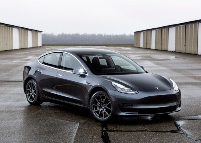 Foto: ¡Toda una majestuosidad! Captan un Tesla cruzando sin problemas una inundación/Cortesía