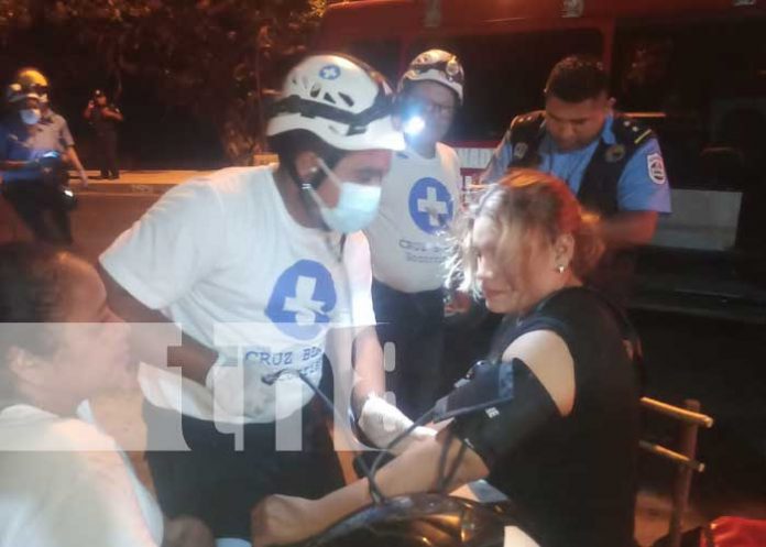 Foto: ¡Vivos de milagro! Rama gigante deja dos lesionadas y serios daños materiales en Granada / TN8